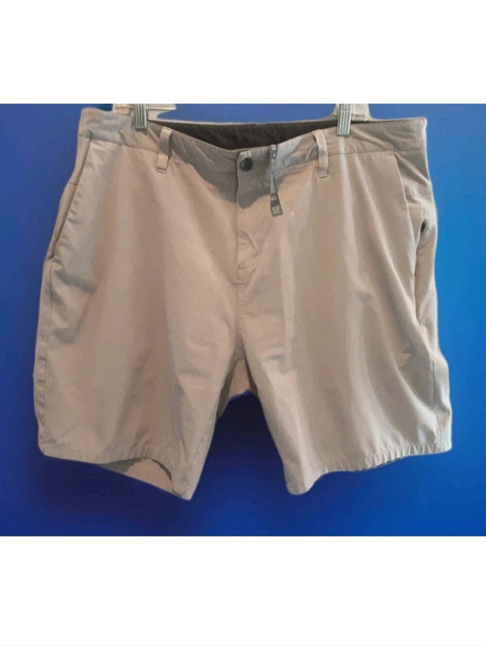 Vuori Men's Flat Front Shorts — Light Gray